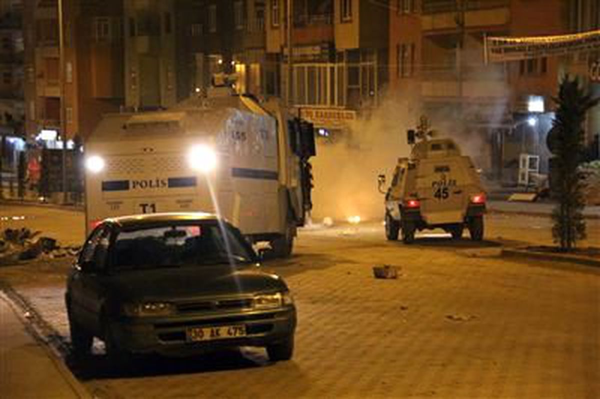 İzinsiz Gösterilere Polis Müdahale Etti