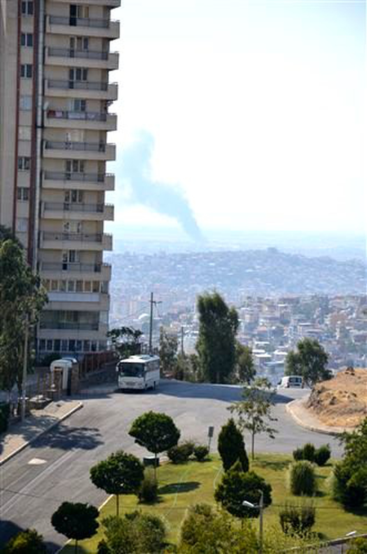 İzmir\'de Korkutan Yangın Kısmen Kontrol Altına Alındı