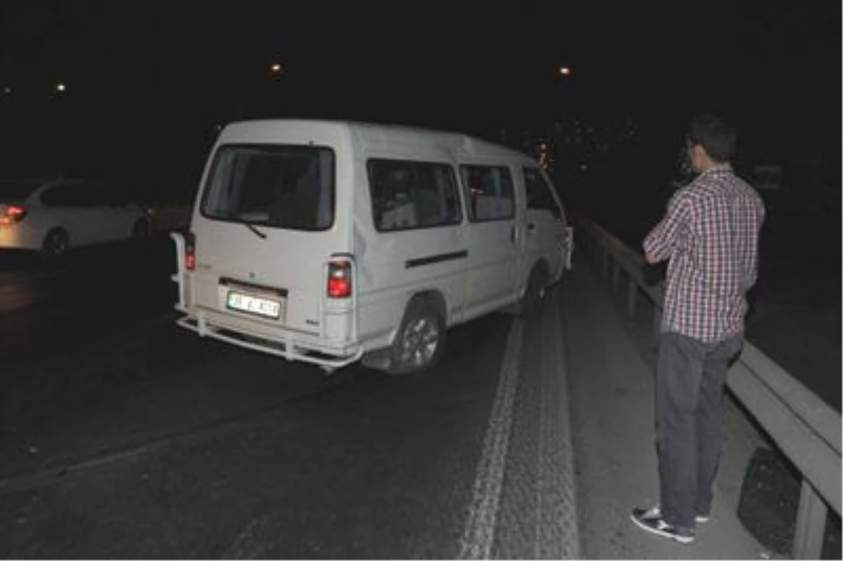 İzmir\'de Trafik Kazası: 1 Ölü, 2 Yaralı