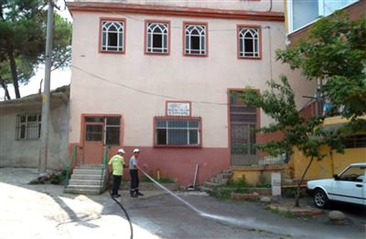 İzmit\'te Camiler Bayrama Hazırlanıyor