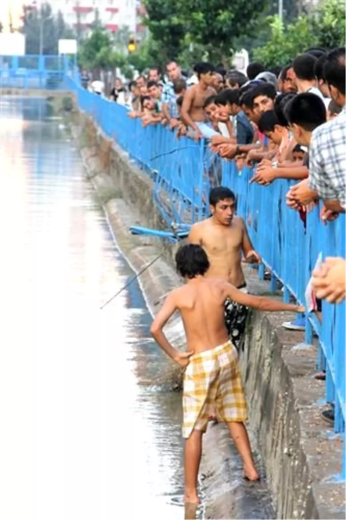 Kamyonet Kanala Uçtu: 1 Yaralı