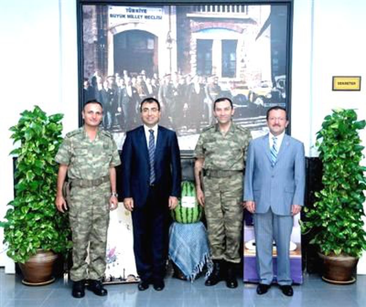 Komutanlardan Vali Toprak\'a Ziyaret