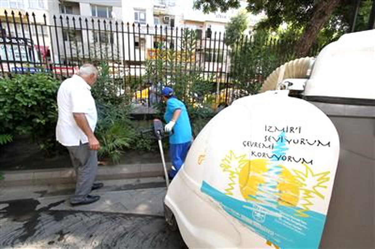 Konak\'ta Camiler de Bayrama Hazır