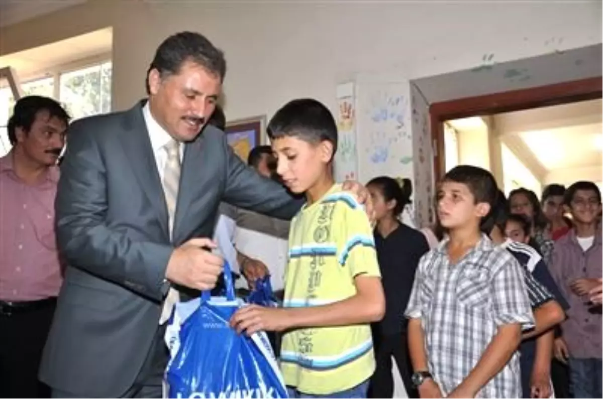 Malatya'da Bin 500 Öğrenciye Giysi Yardımı