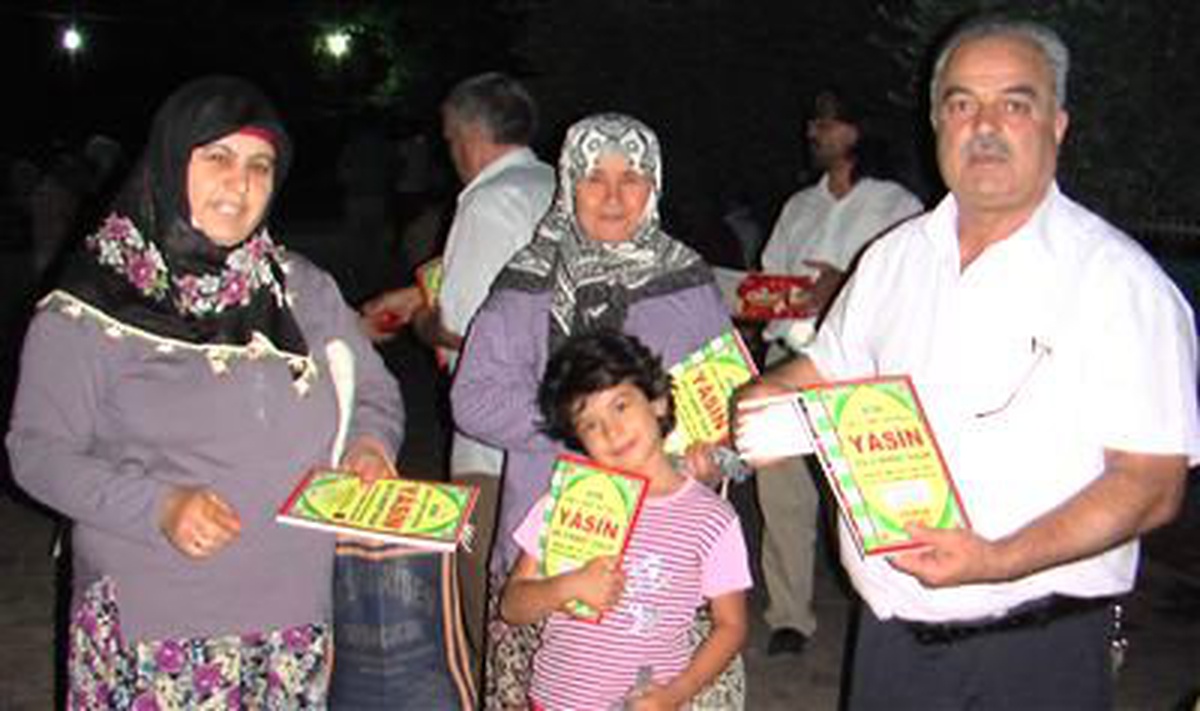 Ölen Eşi İçin 500 Adet Yasin-İ Şerif Kitabı Dağıttı
