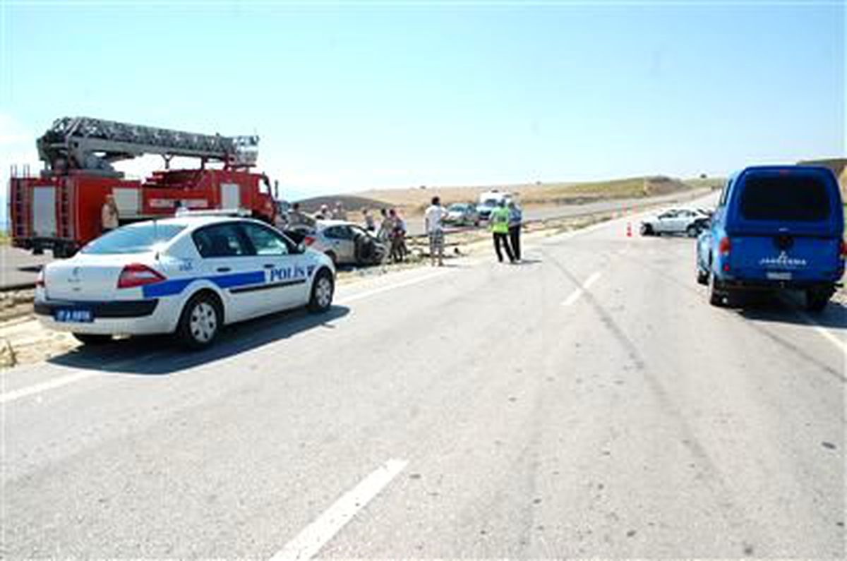 Otomobiller Kafa Kafaya Çarpıştı: 1 Ölü, 2 Yaralı