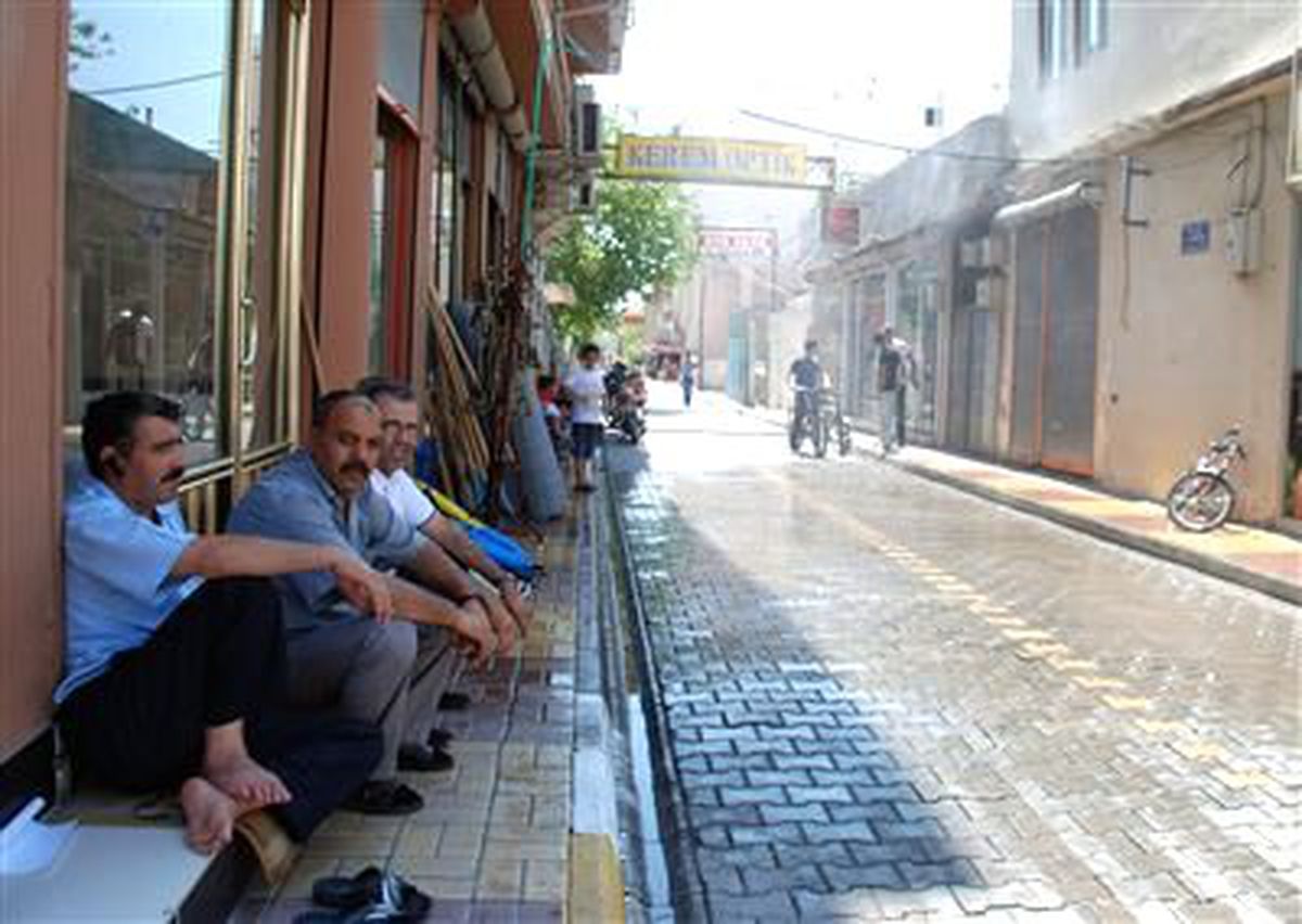 Sıcaktan Bunalan Esnaf Çareyi Hortum Döşemekte Buldu
