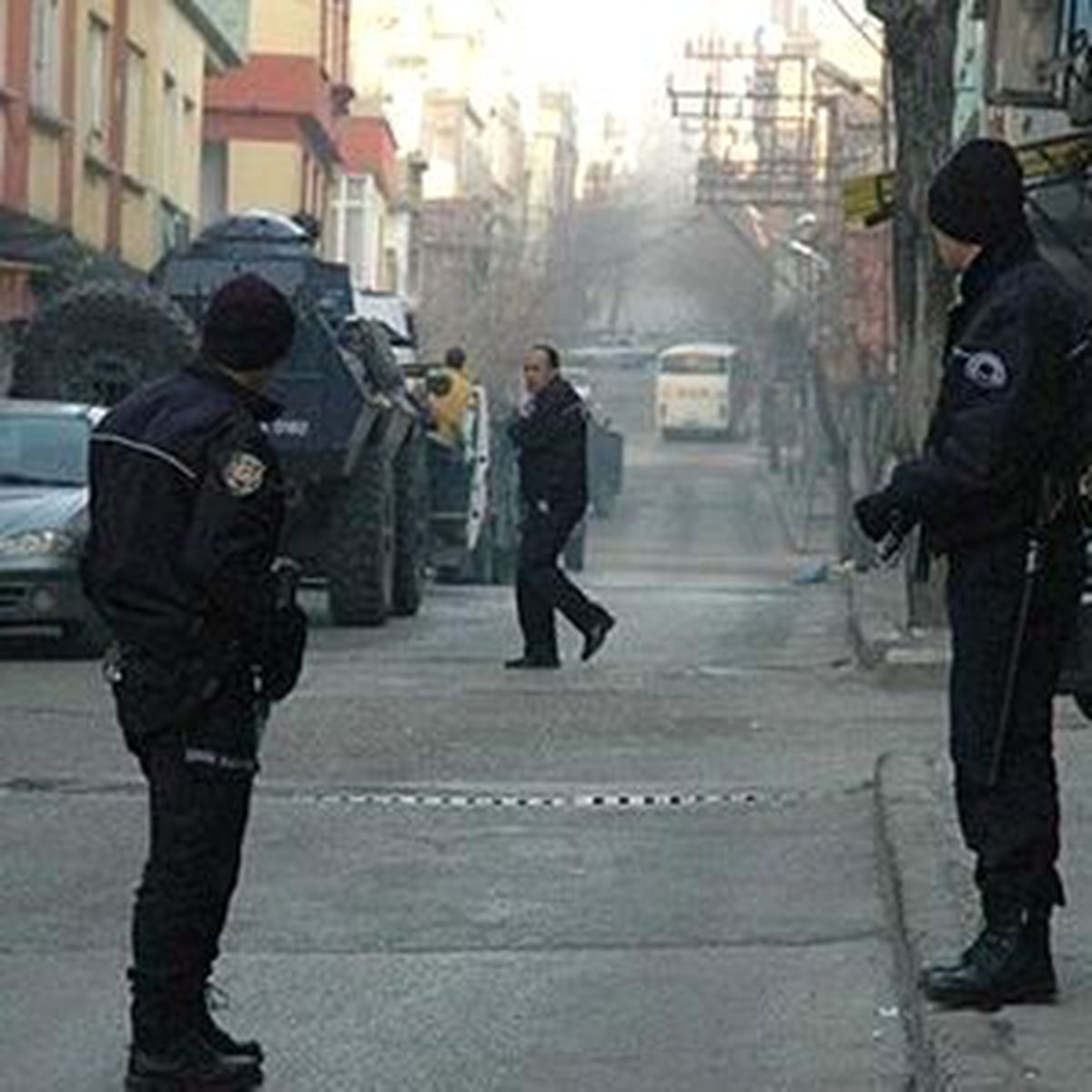 Silvan\'da Emniyet Müdürlüğüne Ses Bombası Atıldı