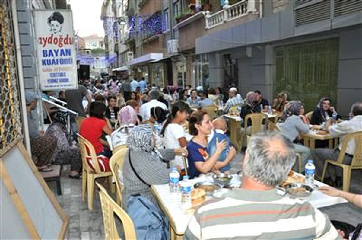 Soma\'da Esnaftan Vatandaşa İftar