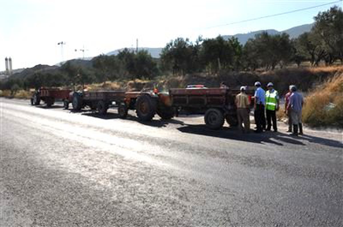Soma\'da Traktör Sürücülerine Ücretsiz Reflektör Dağıtıldı