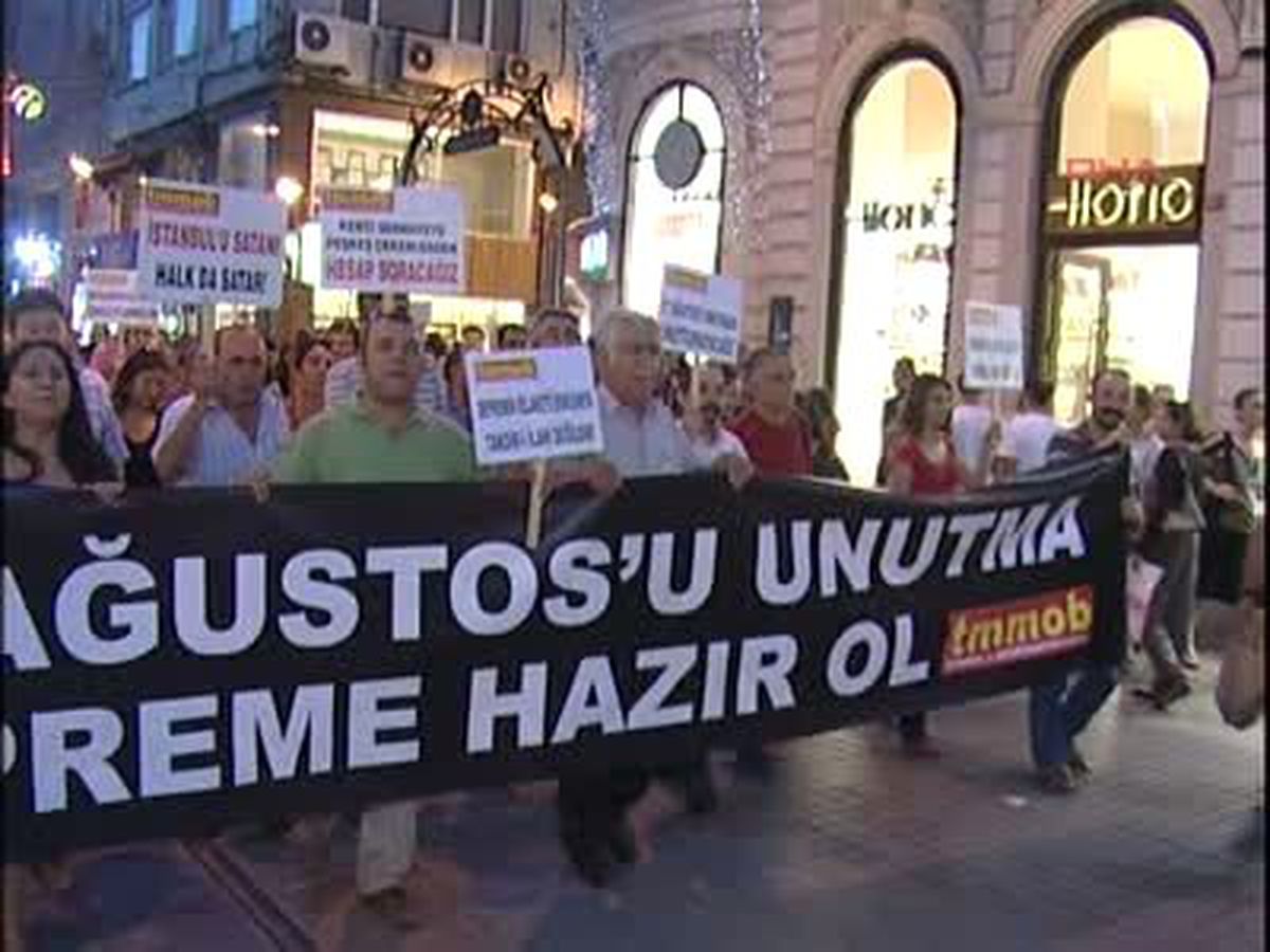 Taksim\'de \'17 Ağustos\' Yürüyüşü