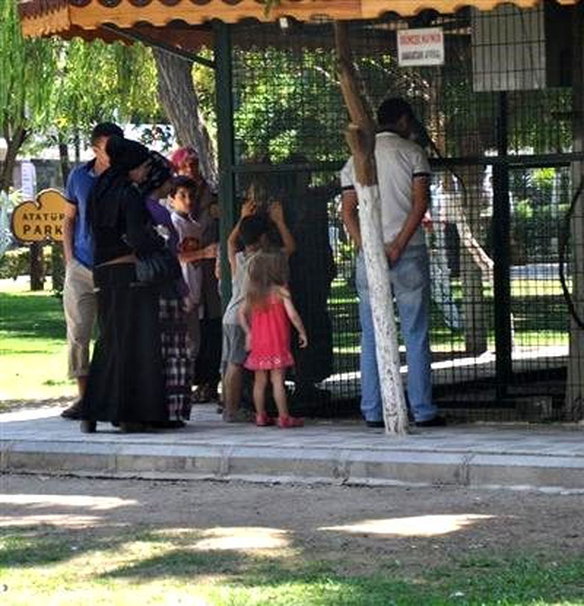 Turgutlu Belediyesi\'nin Kurduğu Hayvanat Bahçesi İlgi Odağı Oldu