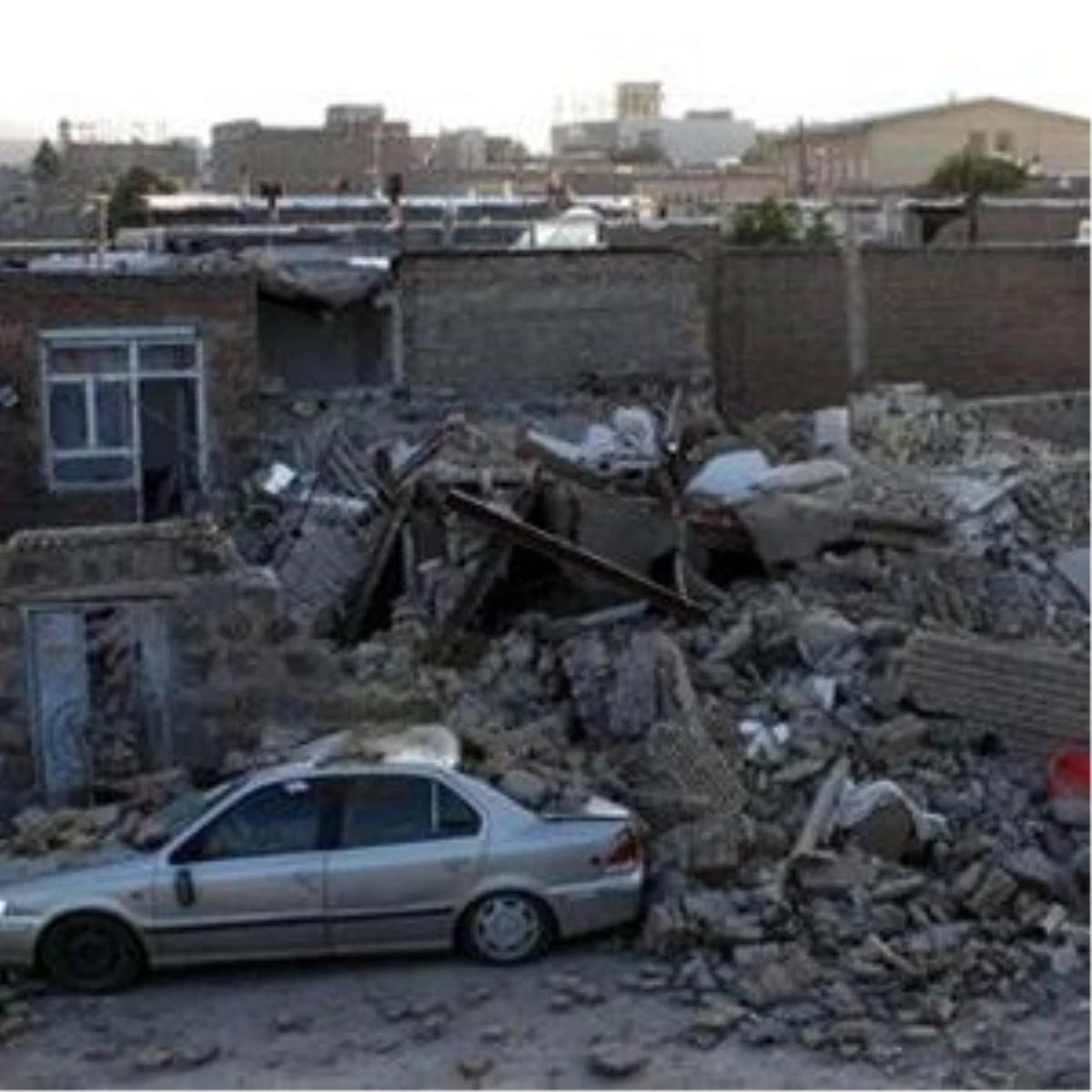 Uluslararası Deprem Yardımları, İran\'a Ulaşmaya Başladı
