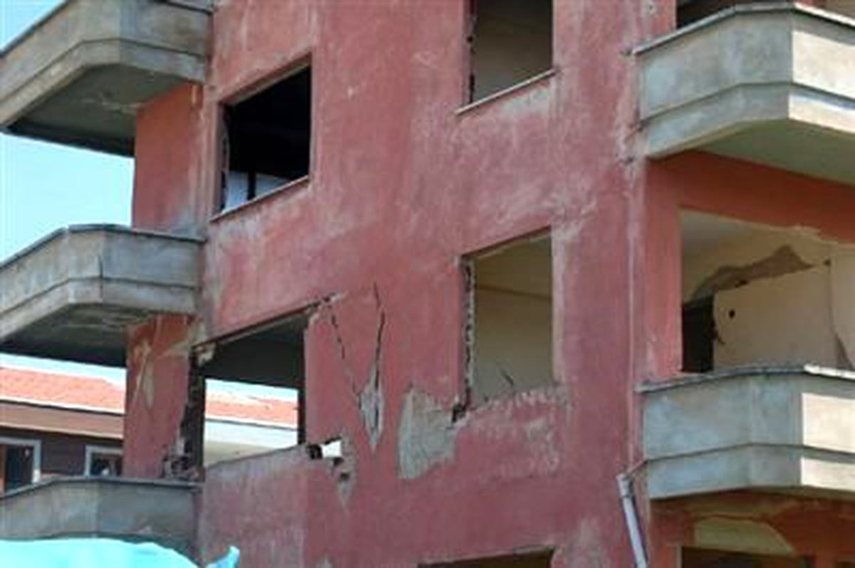 Yalova'da Depremin İzleri Tazeliğini Koruyor