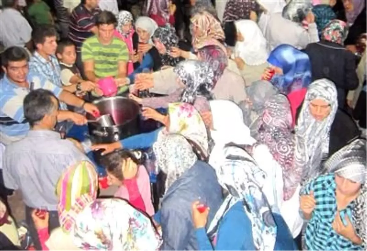 Yerköy\'de Teravih Namazı Sonrası Vatandaşa Şerbet İkram Edildi