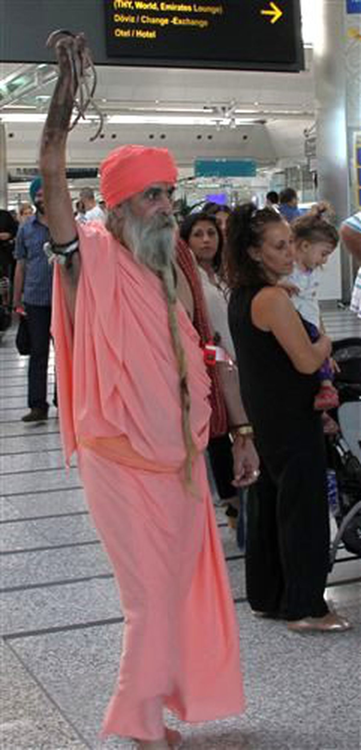 11 Yıldır Kolunu İndirmiyor, Tırnaklarını Kesmiyor