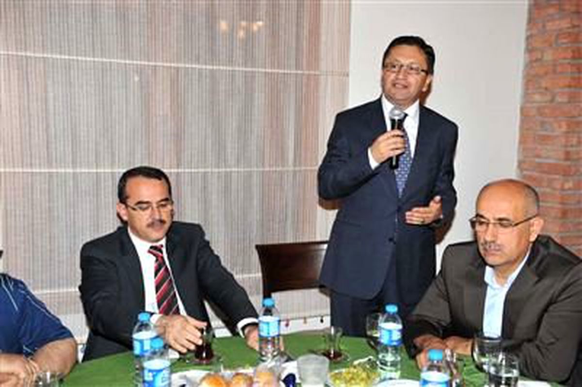 Adalet Bakanı Sadullah Ergin ve Büyükelçiler Altındağ\'ın İftarında Buluştu