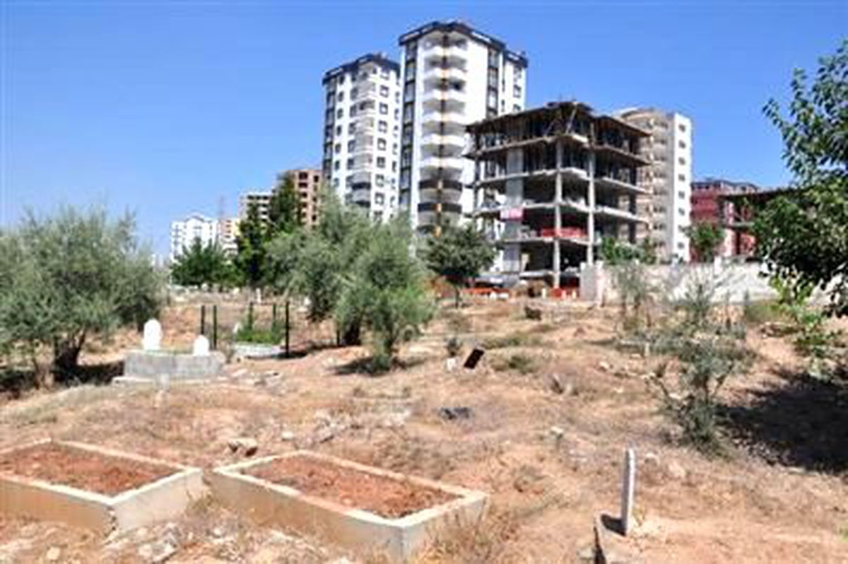 Adana\'da Mezarlar İnşaatların Arasında Kaldı