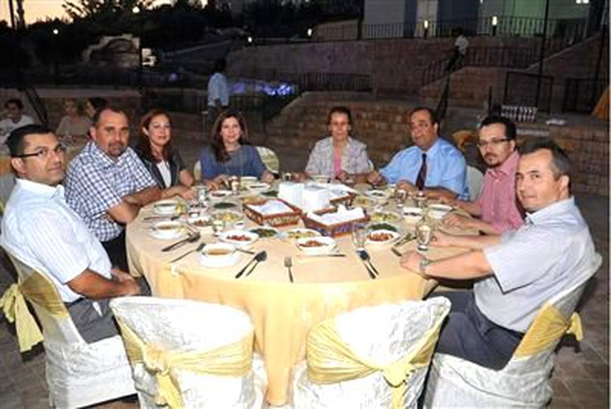 Adü Ailesi İki Ayrı İftarda Buluştu