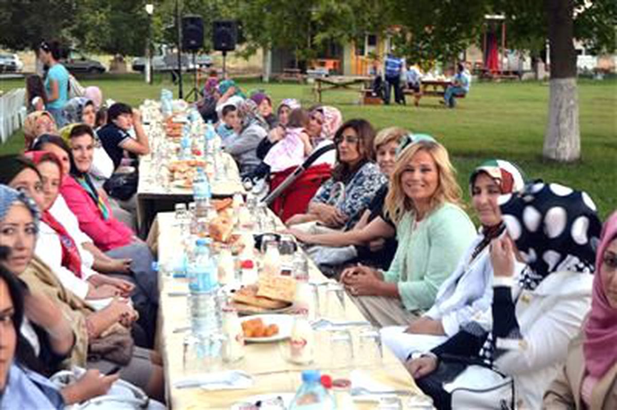 AK Parti Bigadiç İlçe Teşkilatı Bin Kişilik İftar Düzenledi