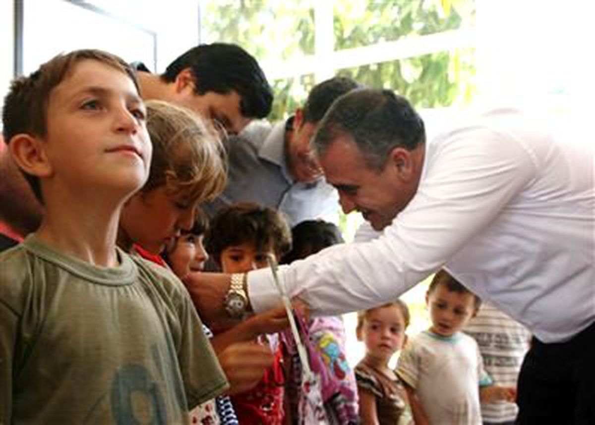 AK Parti\'den Suriyeli Çocuklara Giyecek Yardımı