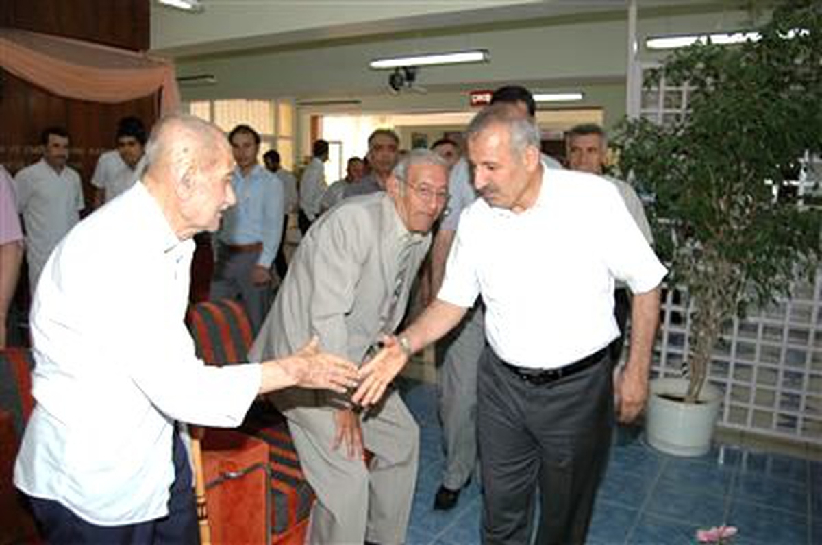 AK Parti\'den Yetiştirme Yurdu ve Huzurevi Ziyareti