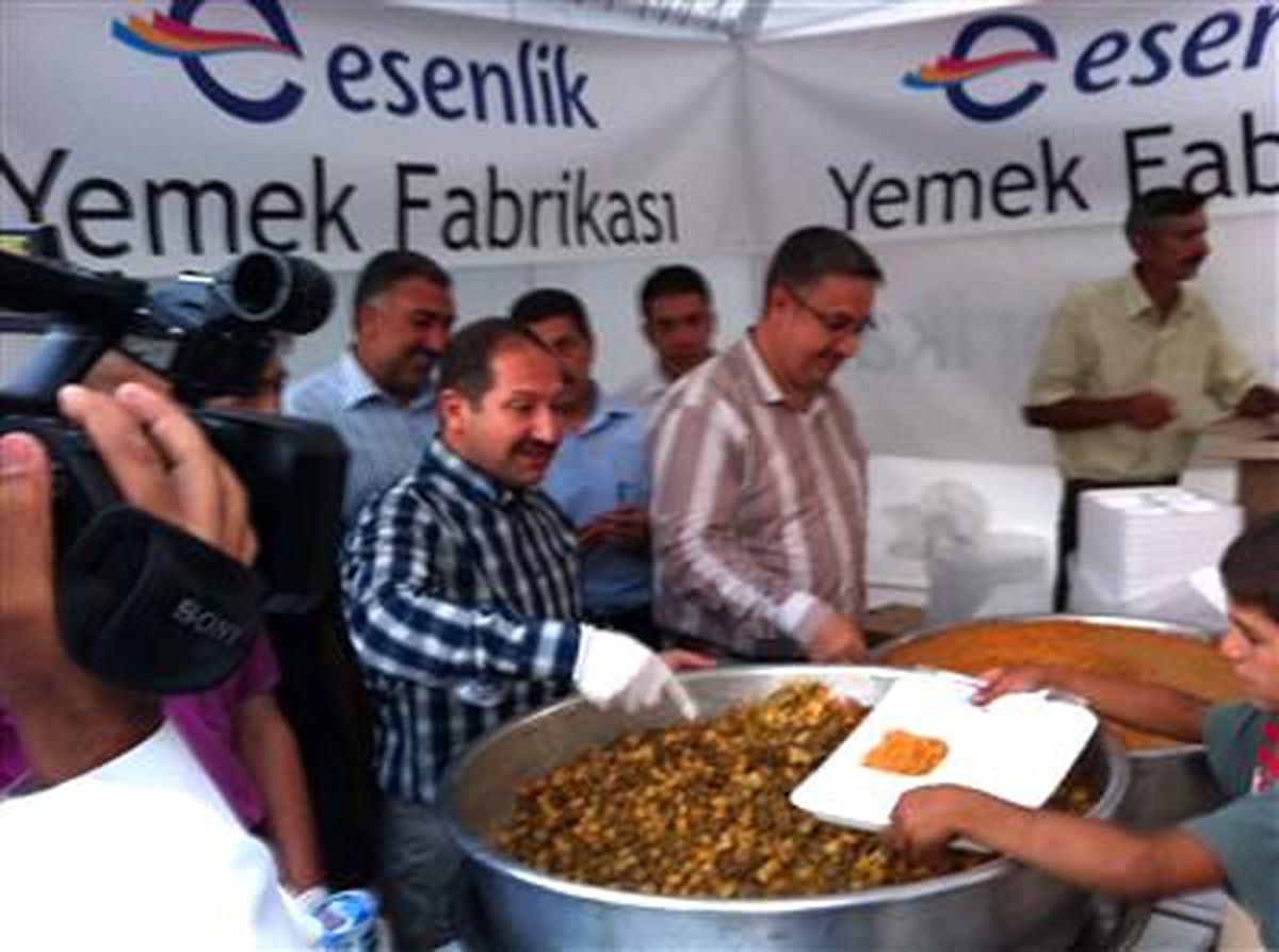 AK Parti Malatya Milletvekili Faruk Öz, İftar Çadırında Yemek Dağıttı