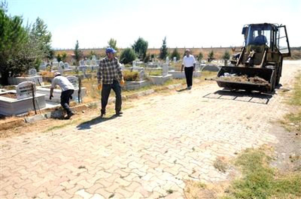 Bandırma Şehir Mezarlığına Bayram Temizliği