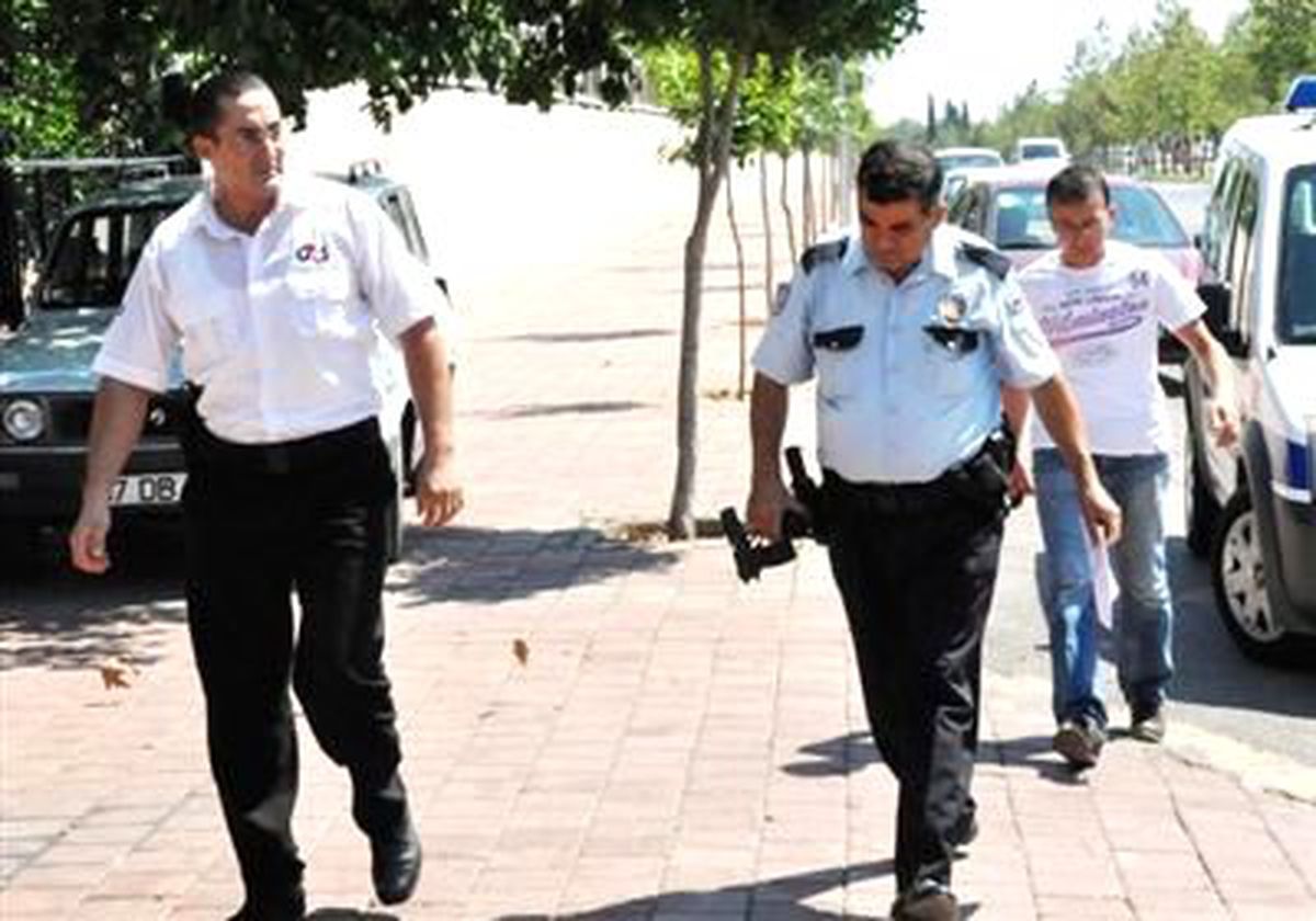 Bankadaki Arbedede Yere Düşen Tabanca Ateş Aldı, Mermi Duvara Saplandı