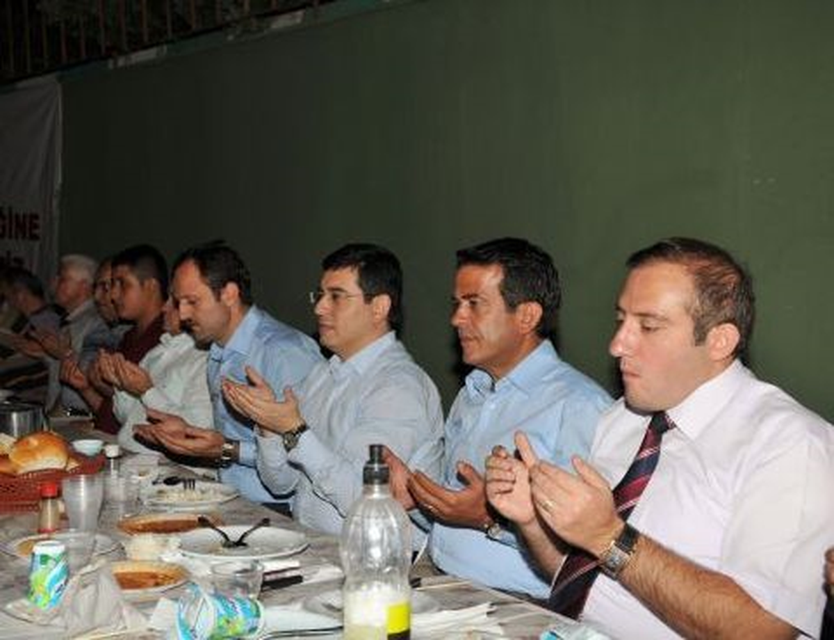 Başkan Tütüncü, Arkadaşları ile İftarda Buluştu