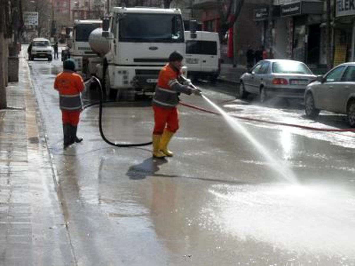 Cadde ve Cami Çevrelerinde Temizlik Çalışmaları
