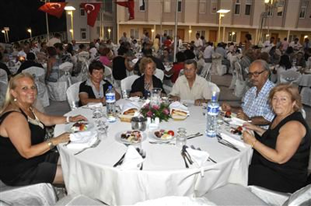 CHP Kuşadası İlçe Örgütü\'nden Yaşlı Üyelere İftar
