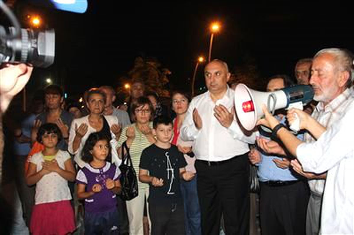 CHP\'li Gençler, \'17 Ağustos Depremi\'nde Hayatını Kaybedenleri Andı