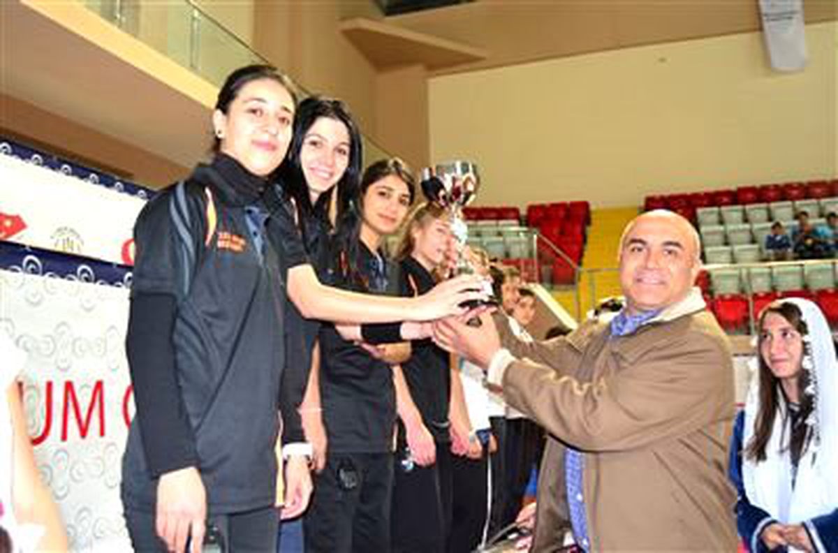 Curlingte Valilik Kupası Bayanlarda ve Erkeklerde Çelebi\'nin