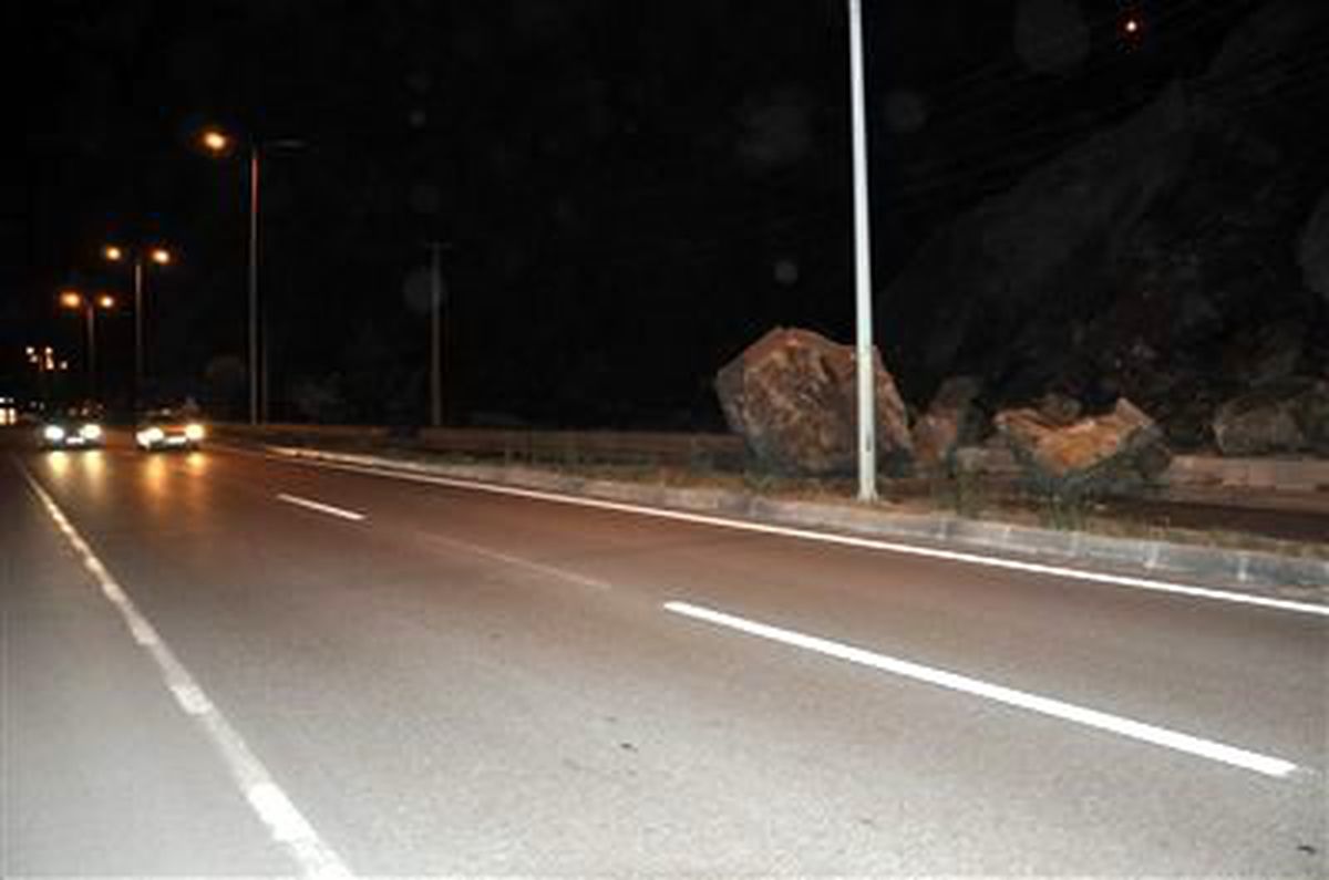 Dağdan Yuvarlanan Kayalar Yolu Kapattı