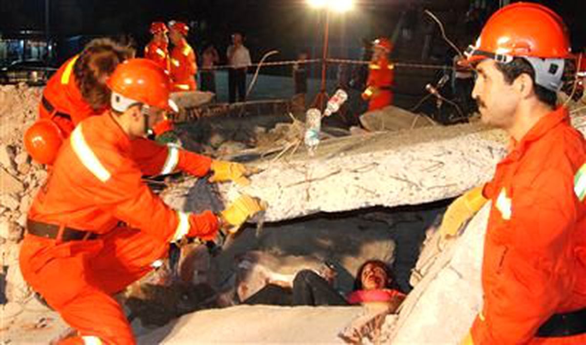 Depreminin 13. Yılında, Şişli\'de Deprem Gibi Tatbikat