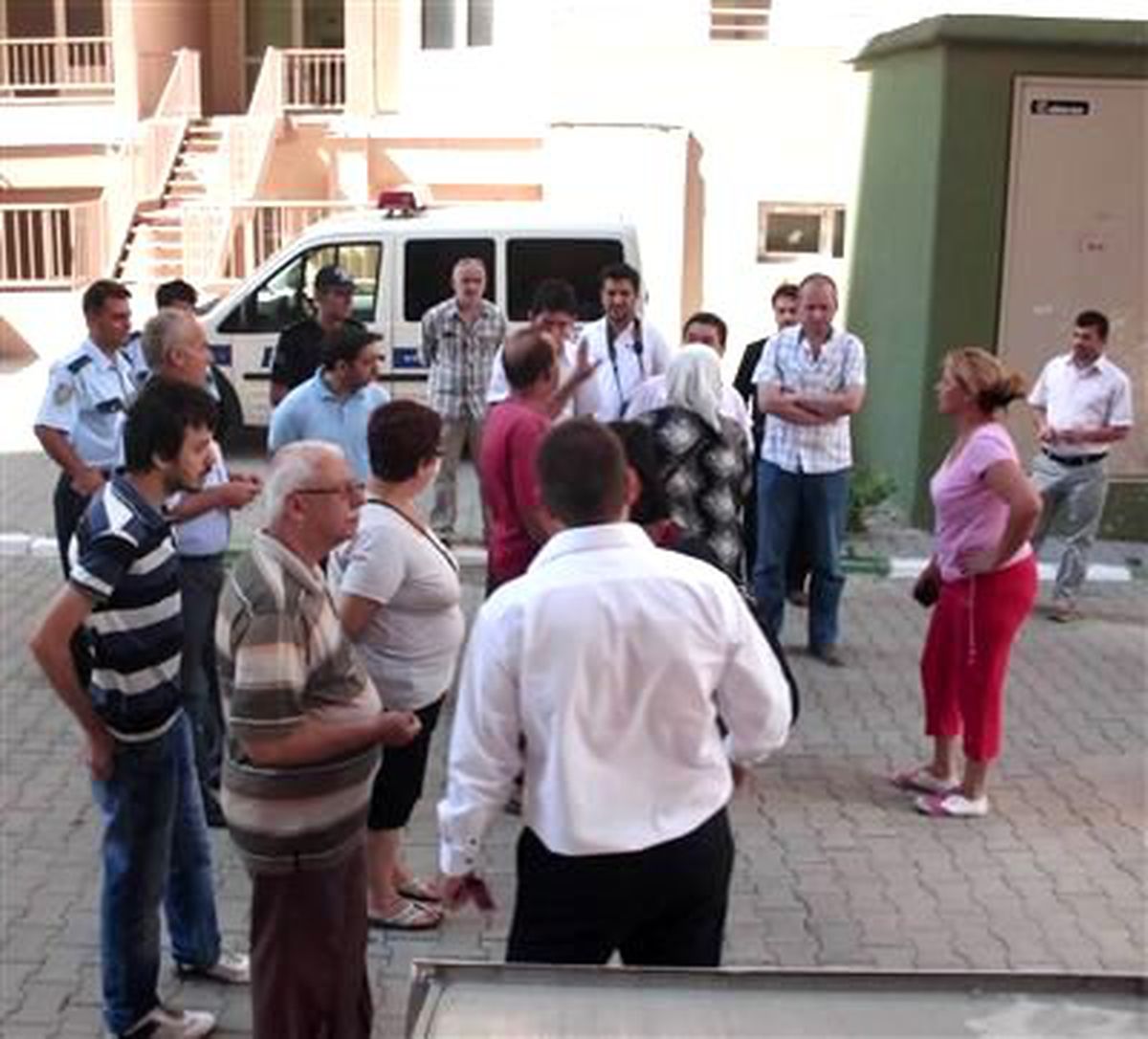 Doğanbey TOKİ\'de Prosedürden Bıkan Vatandaşlar, Herşeyi Kabul Edip Evlerine Taşınıyor