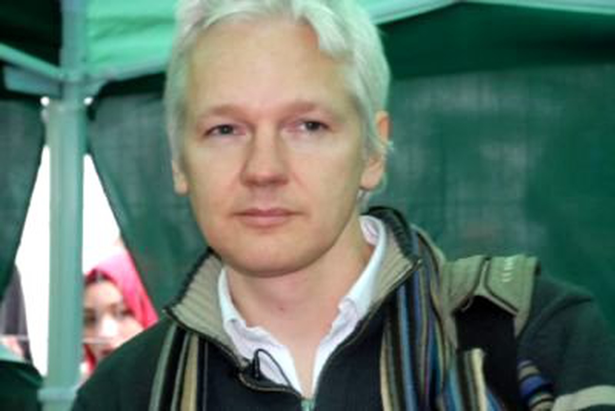 Ekvador\'un Assange\'a Siyasi Sığınma Hakkı Vermesi