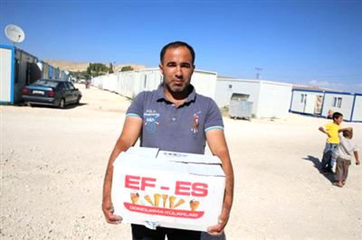 Ercişli Depremzedeler Ekmeğini İran ile Paylaşıyor