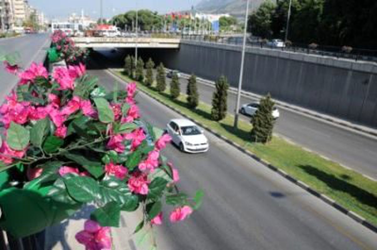 Fatih Köprülü Kavşağı Çiçek Açtı