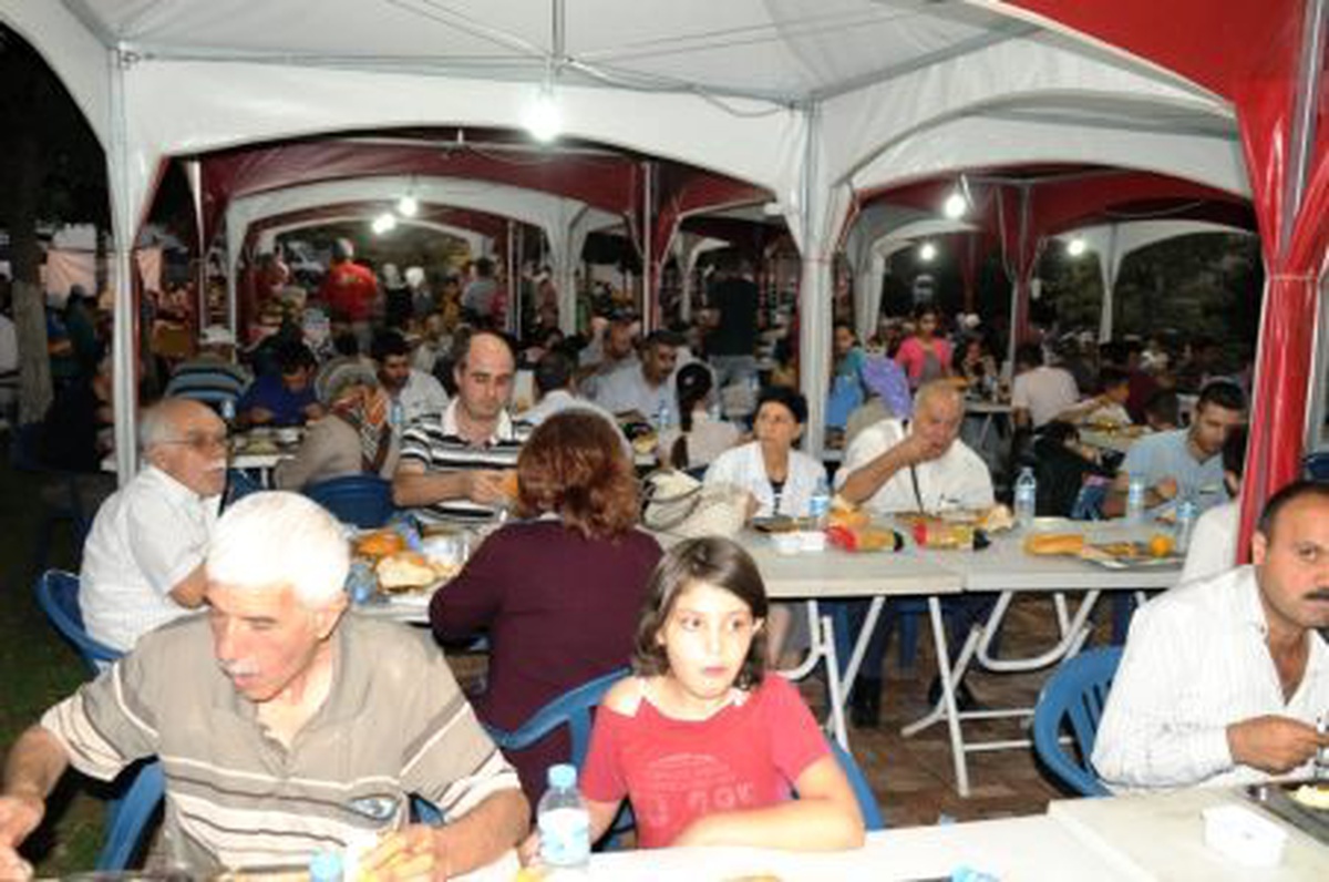Güzelbey, Son İftarı Çadırda Vatandaşlarla Yaptı