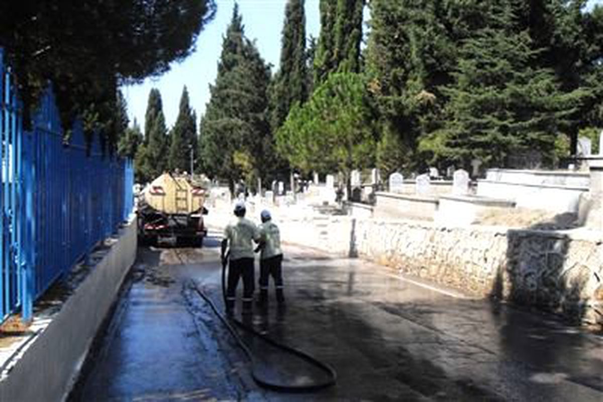 İzmit\'te Mezalıklarda Bayram Temizliği Yapıldı