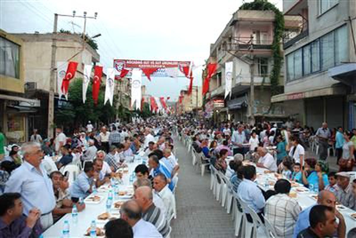 Kadirli Belediyesi 6 Bin Kişiyi İftarda Buluşturdu