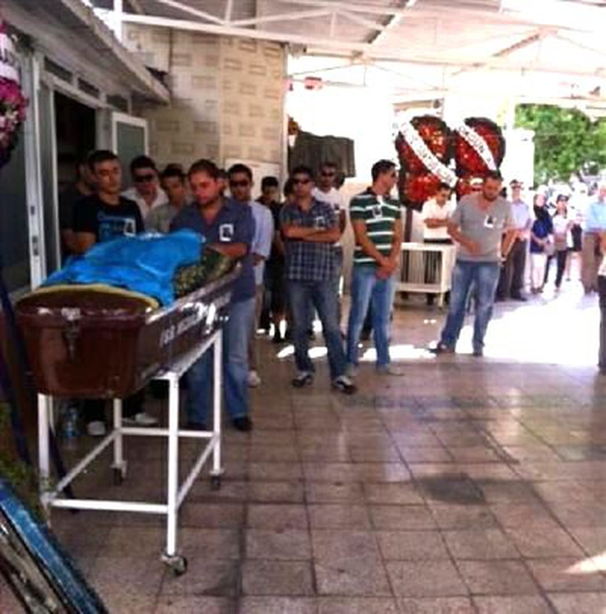 Kazada Ölen Bankacı Özge, Nişan Elbisesiyle Uğurlandı