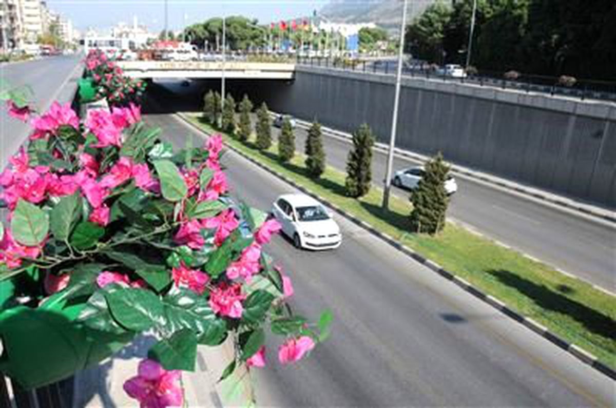 Manisa Belediyesi Fatih Köprlü Kavşağını Çiçeklerle Süsledi