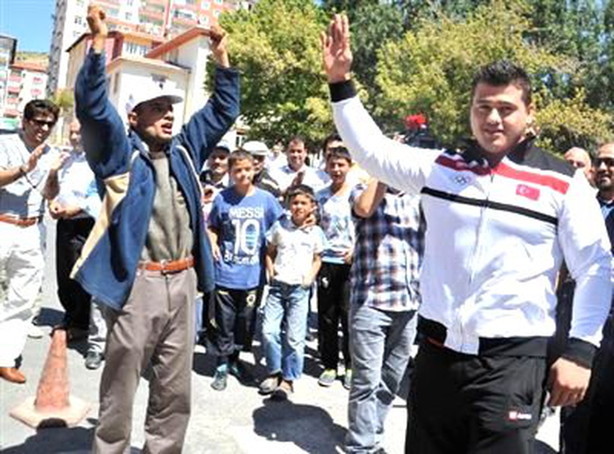 Milli Güreşçi Rıza Kayaalp\'e Memleketi Yozgat\'ta Coşkulu Karşılama