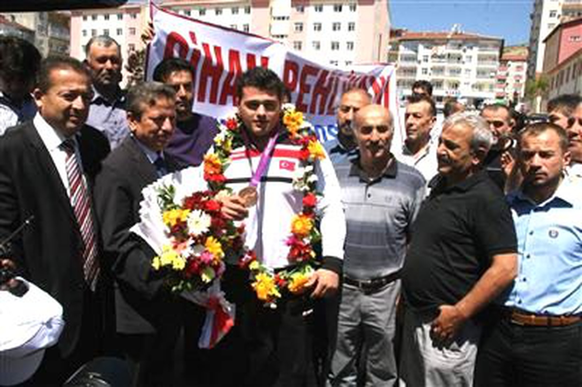 Milli Güreşçi Rıza Kayaalp\'e Memleketi Yozgat\'ta Coşkulu Karşılama
