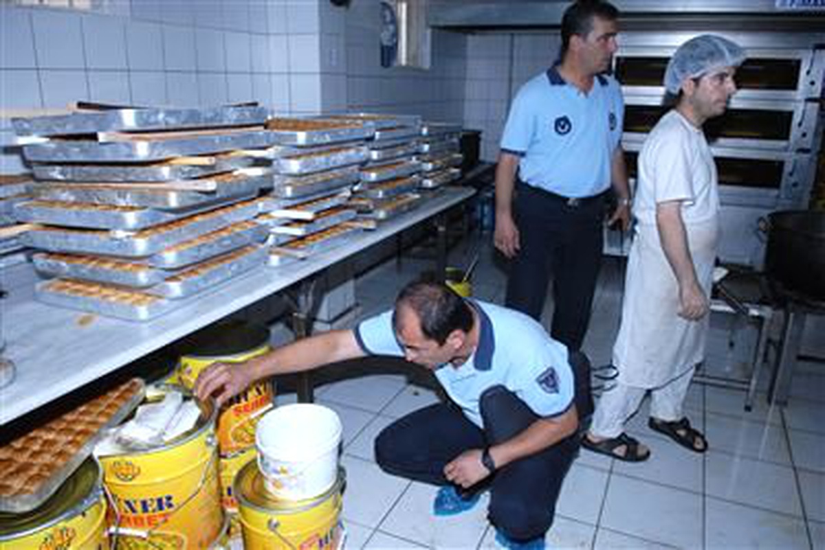 Muratpaşa Zabıtası\'ndan Tatlıcıları Sıkı Denetim