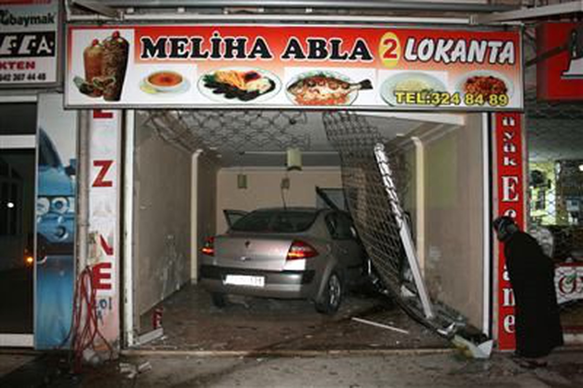 Otomobil İş Yerine Girdi