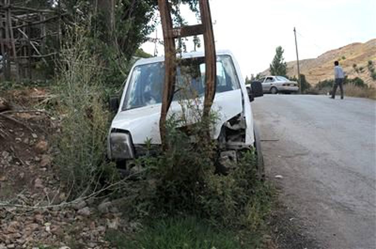 Otomobile Çarpmamak İçin Direğe Çarptı